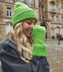 Beechfield_Colour-Pop-Beanie_B396R_b397r_bright-green_lifestyle_0059