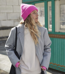 Beechfield_Colour-Pop-Beanie_B396R_b397r_bright-pink_lifestyle_2830