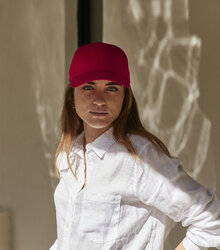 Beechfield_EarthAware-Classic-Organic-Cotton-5-Panel-Cap_B825_classic-red_lifestyle_3414