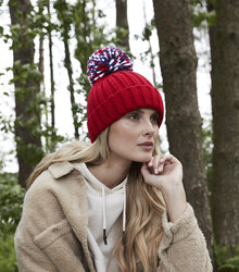 Beechfield_Hygge-Beanie_B390_Classic-Red-Lifestyle