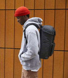 Quadra_Stockholm-Laptop-Rucksack_QD270_shadow-grey_lifestyle_2058